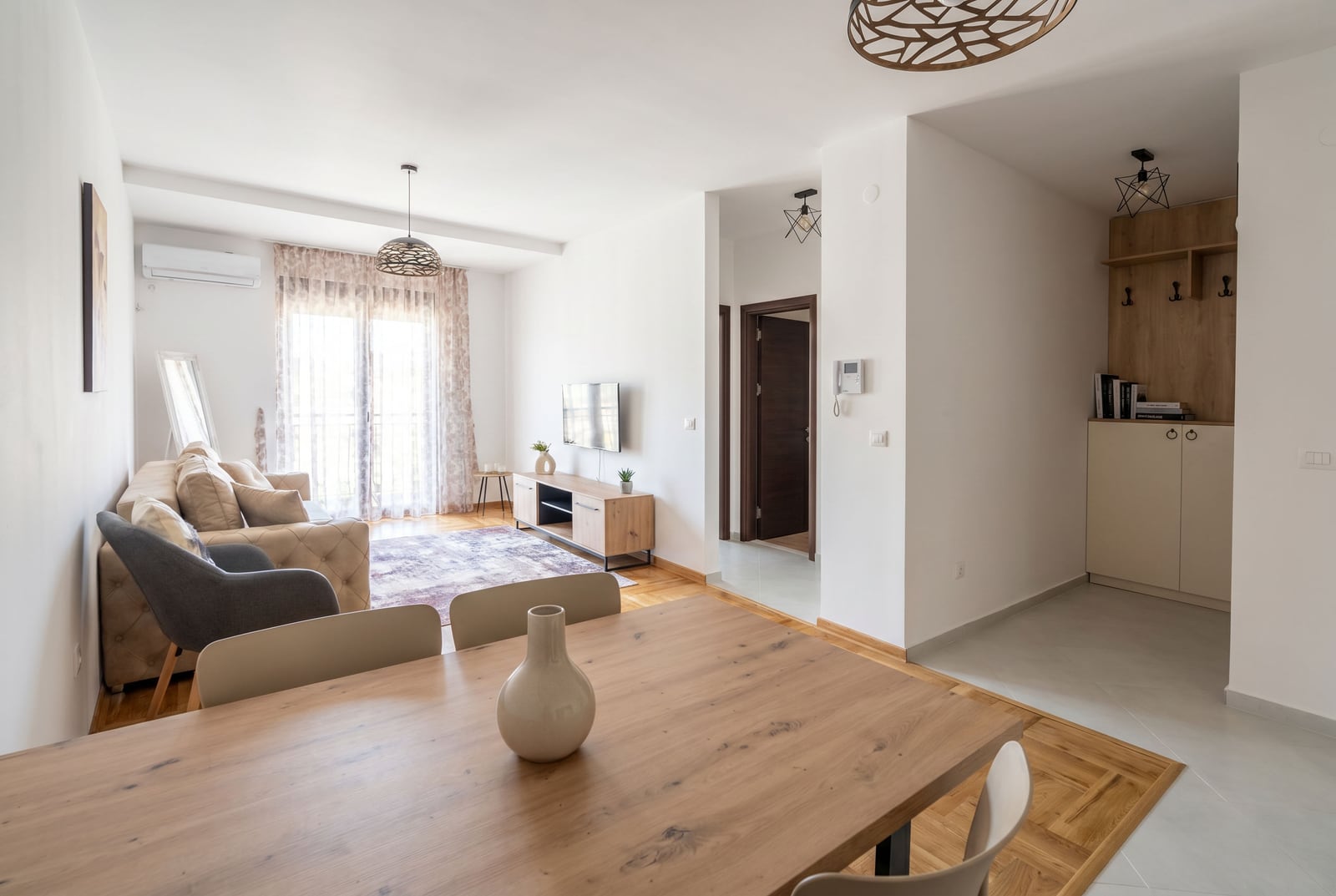 Nowoczesny salon z jadalnią w apartamencie, Rafailovići, Czarnogóra: jasne wnętrze, drewniane meble.