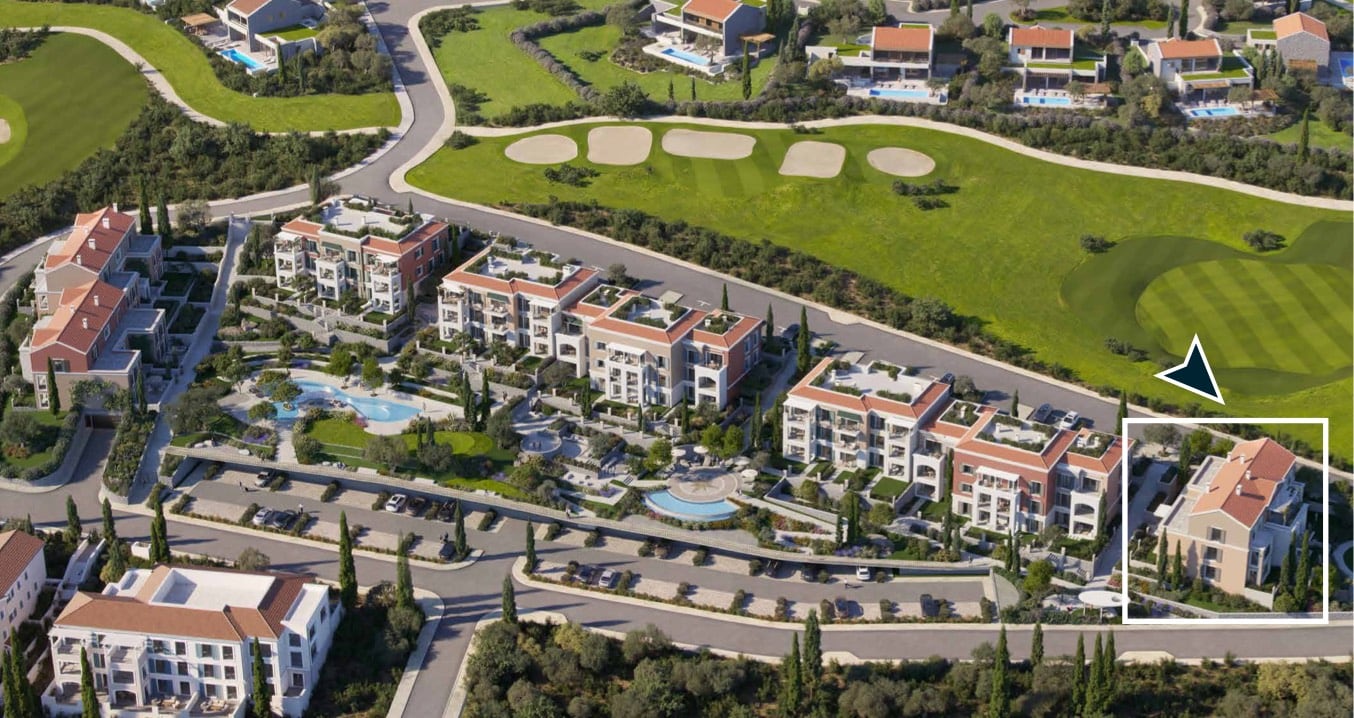 Pogled iz vazduha na elitni stambeni kompleks u Luštici, Crna Gora, sa bazenom i terenom za golf pored kuća.