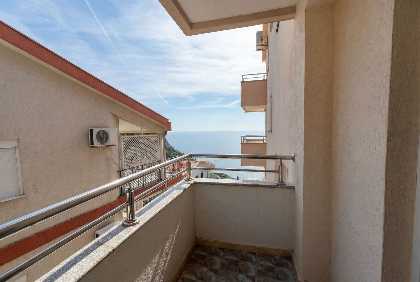 Balkon studija u Budvi, Crna Gora, sa metalnom ogradom i panoramskim pogledom na Jadransko more.