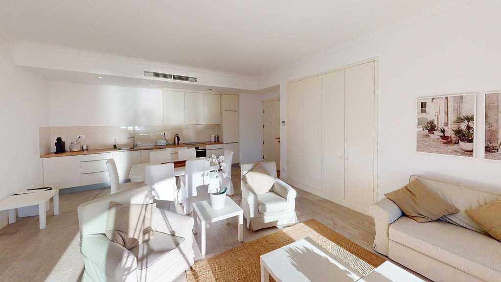 Helles Wohnzimmer mit Küche im modernen Stil, Wohnung in Luštica, Montenegro: weiße Möbel und gemütliches Interieur.