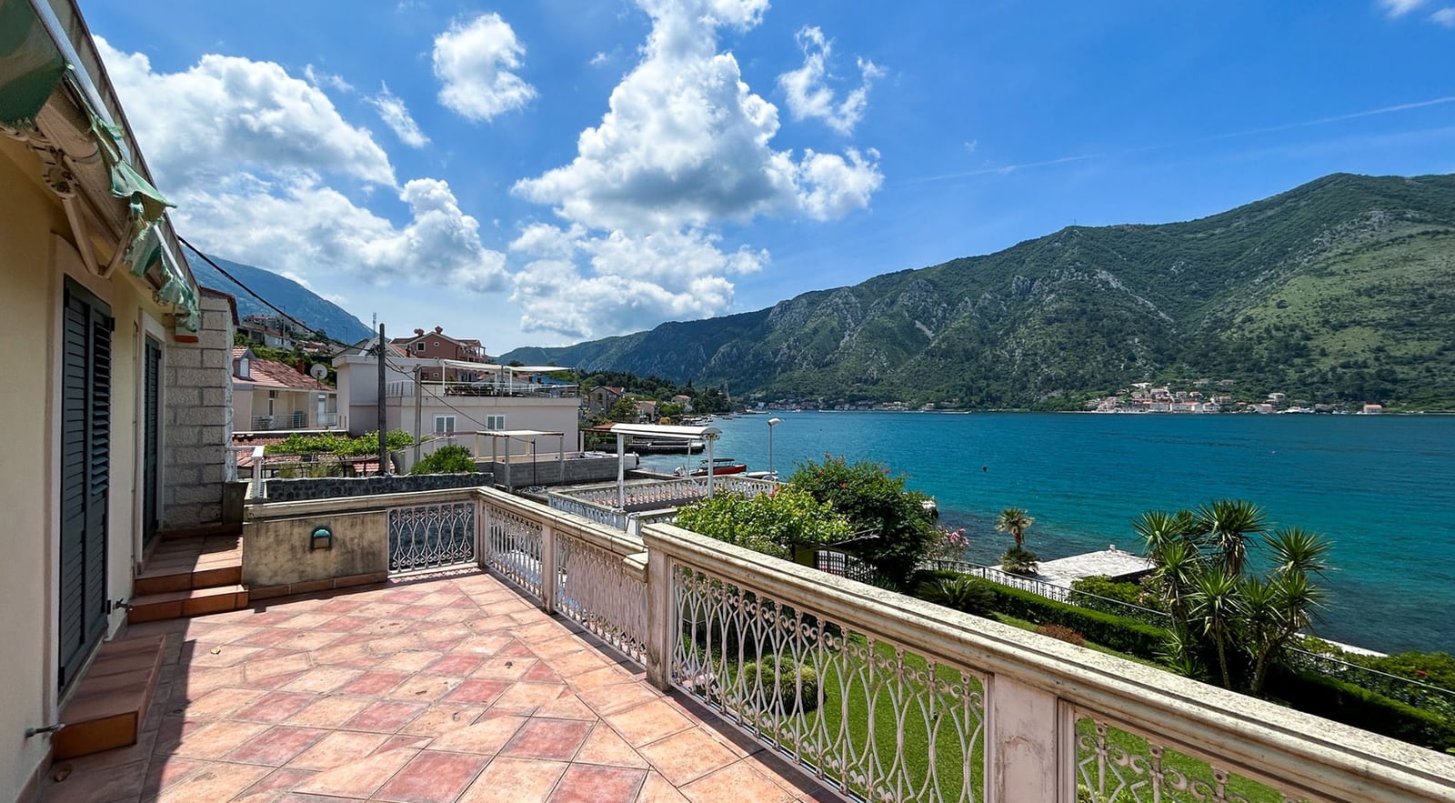 Geräumige Terrasse der Villa in Dobrota, Montenegro, mit Panoramablick auf die Bucht von Kotor und die Berge.