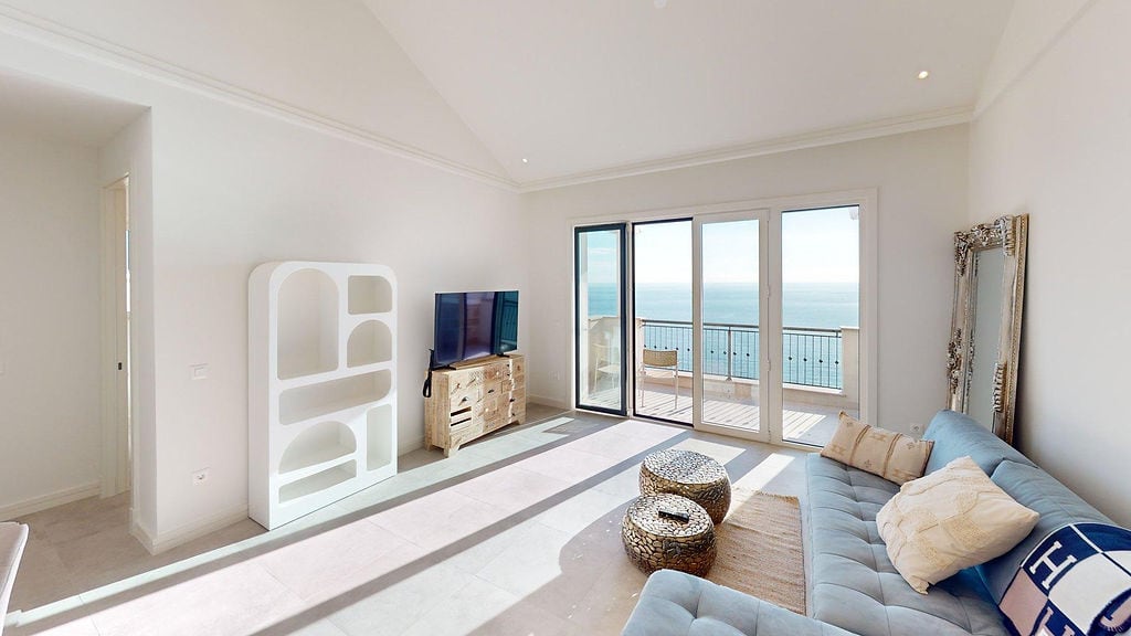 Helles Wohnzimmer in der Apartmentanlage Luštica Bay, Montenegro: Panoramablick auf das Meer, stilvolle Möbel und Terrasse.
