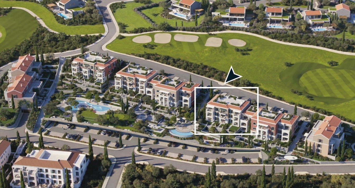 Luštica, Karadağ'daki konut kompleksinin havadan görünümü: golf sahası ve havuzun yanında modern daireler.