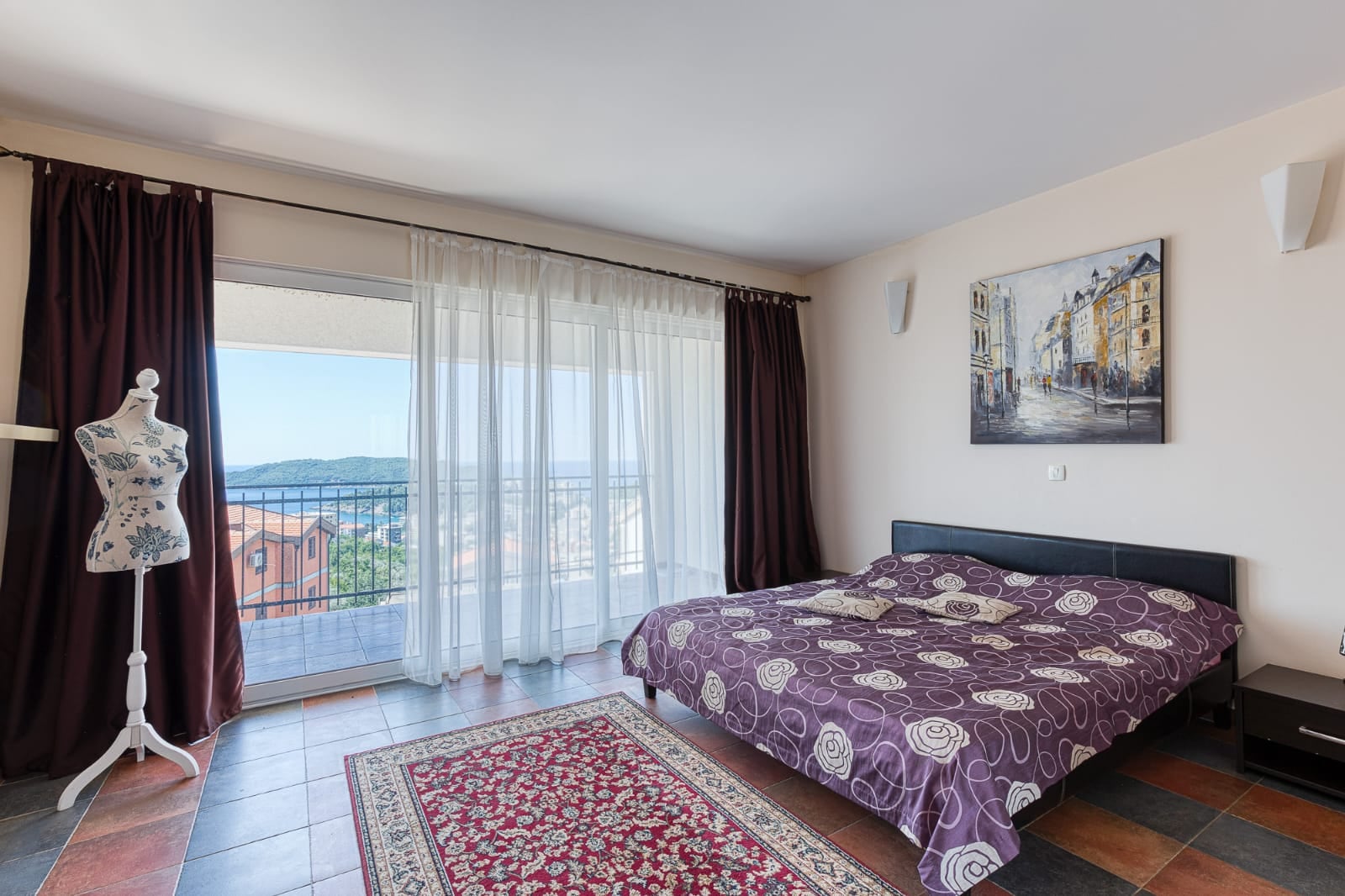 Chambre dans une villa à Bečići, Monténégro : lit double, vue panoramique sur la mer et balcon avec terrasse.
