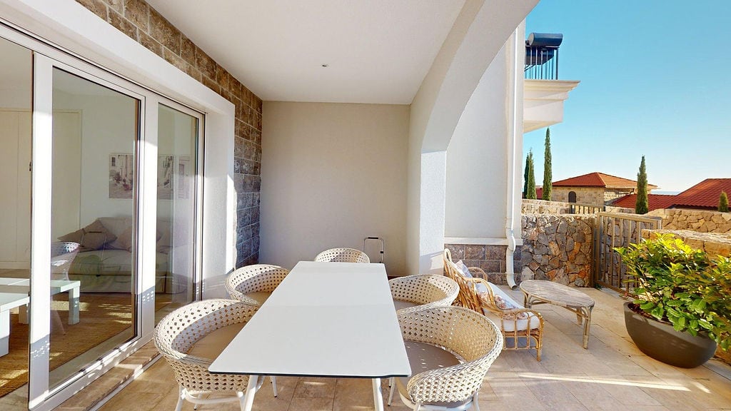 Geräumige Terrasse mit Korbmöbeln und Meerblick im Wohnkomplex, Luštica, Montenegro.