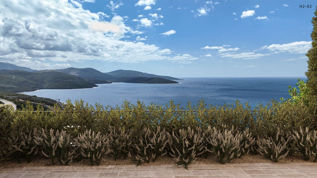 Panoramablick auf die Adria und die Berge von der Terrasse einer Wohnung in Luštica, Montenegro, mit Grünanlagen.
