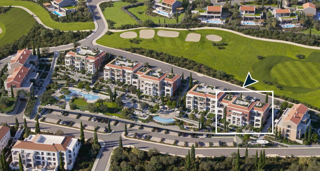 Karadağ, Luštica'daki lüks konut kompleksinin havadan görünümü: modern villalar, havuzlar ve golf sahası.
