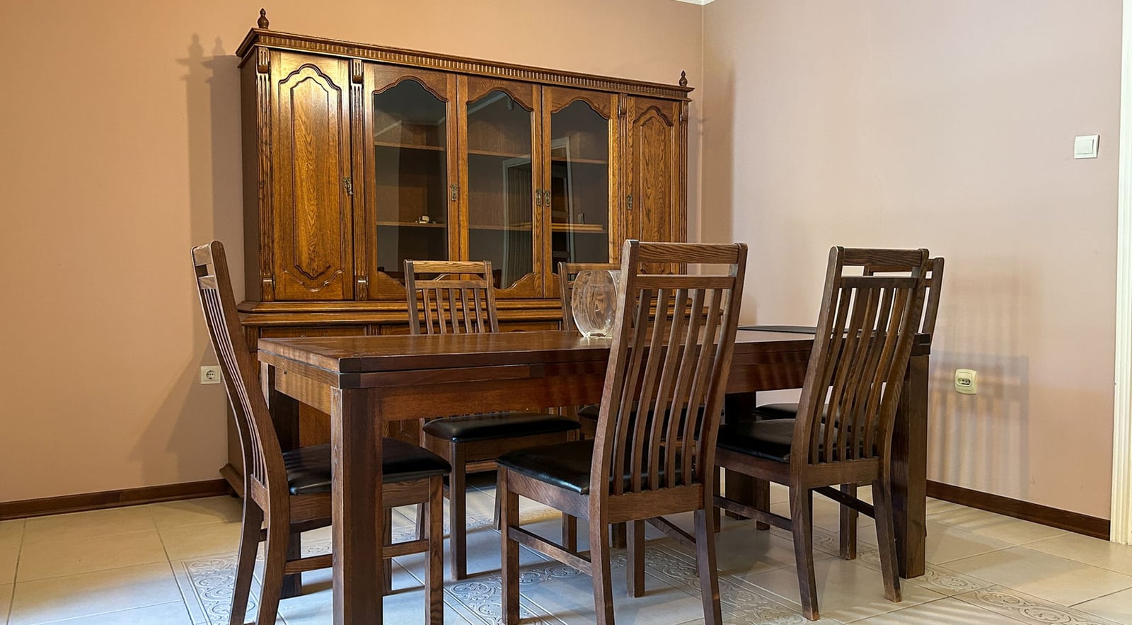 Klassischer Essbereich mit Holzmöbeln im Wohnzimmer eines Hauses in Dobrota, Montenegro.
