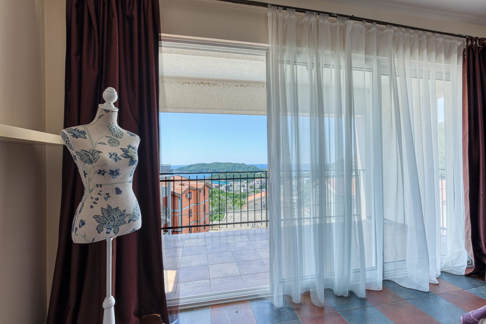 Chambre avec vue panoramique sur la mer et les montagnes dans une villa à Bečići, Monténégro, accès à la terrasse, mannequin élégant dans l'intérieur
