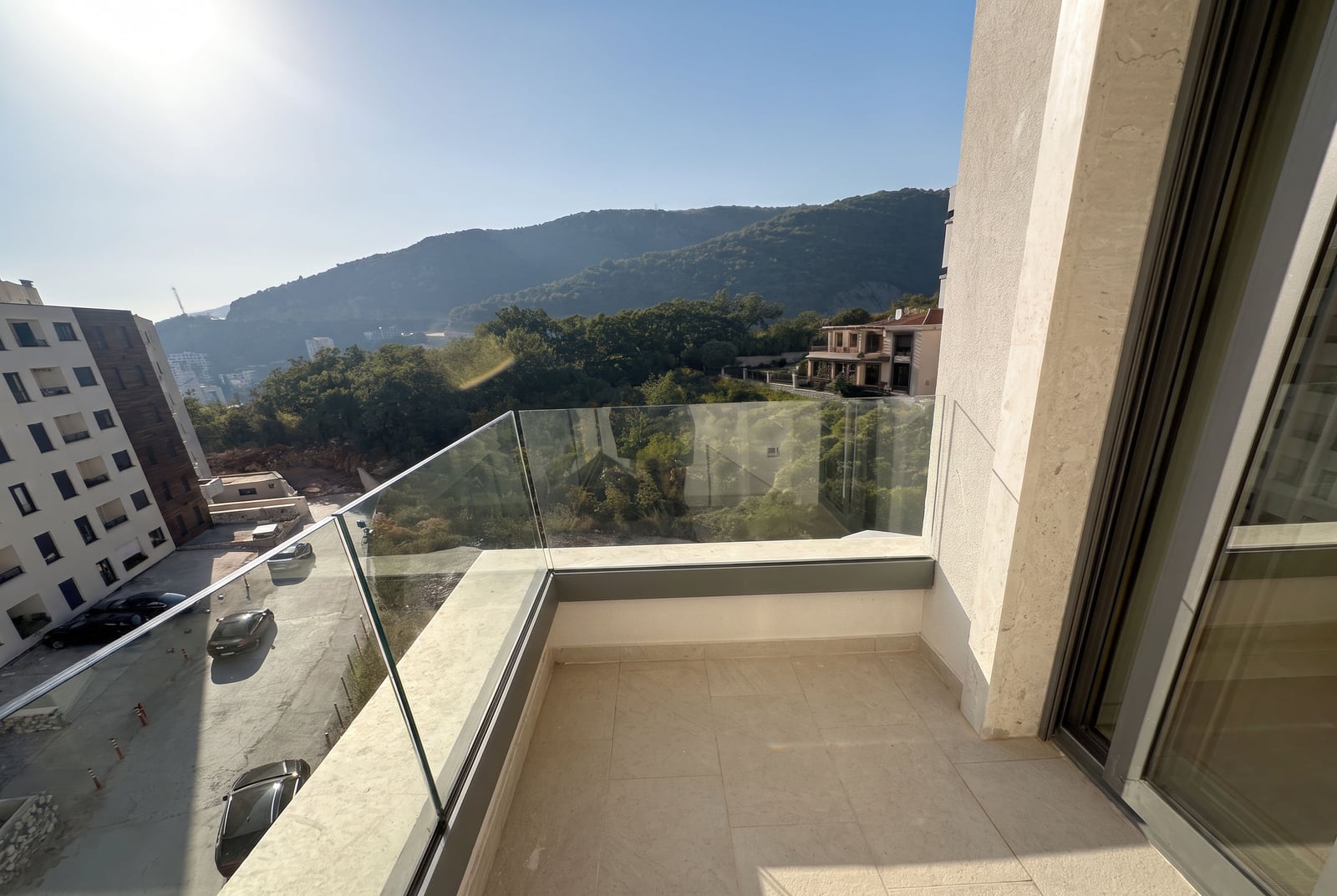 Balcon avec vitrage panoramique et vue sur les montagnes dans un appartement d'un complexe résidentiel, Bečići, Monténégro