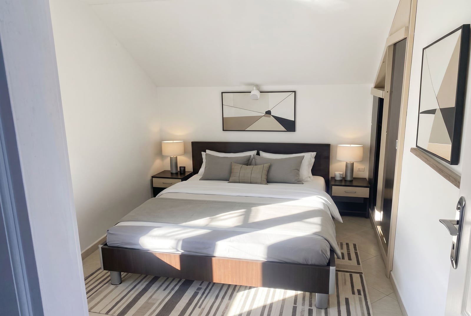 Chambre confortable avec lit double dans une maison, Krašići, Monténégro : mobilier moderne, intérieur lumineux et décoration.