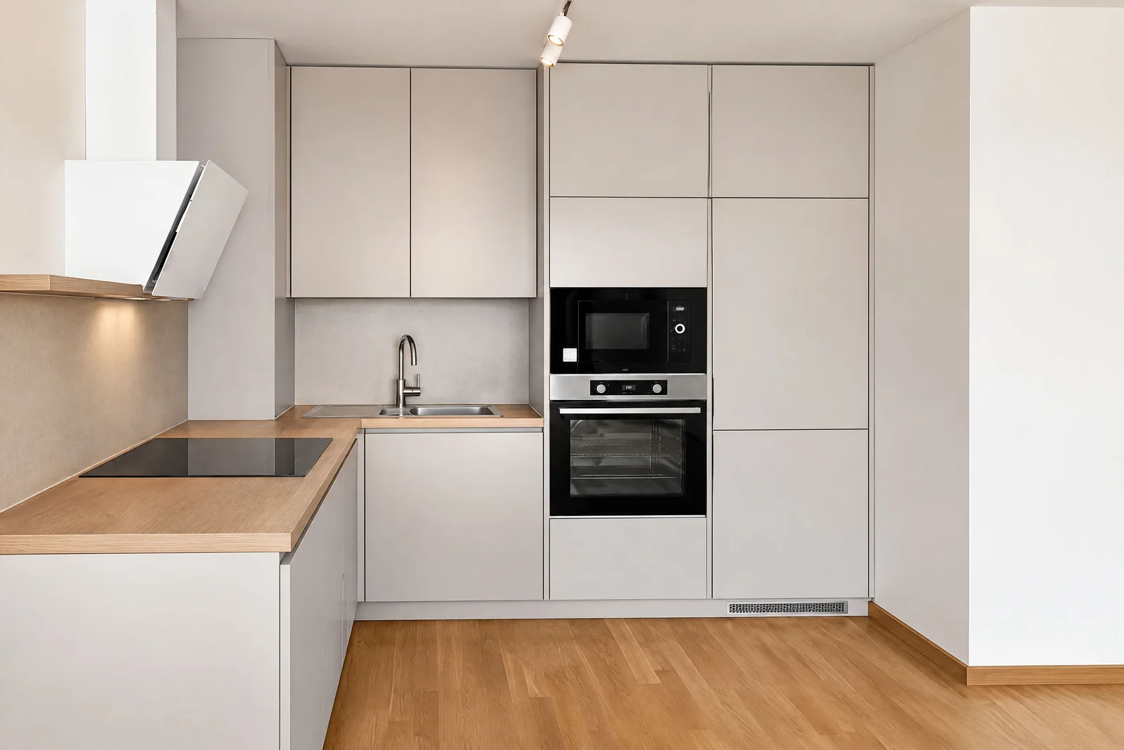 Bej dolaplı, ahşap tezgahlı, içine monte fırın, mikrodalga ve indüksiyon ocaklı modern mutfak.