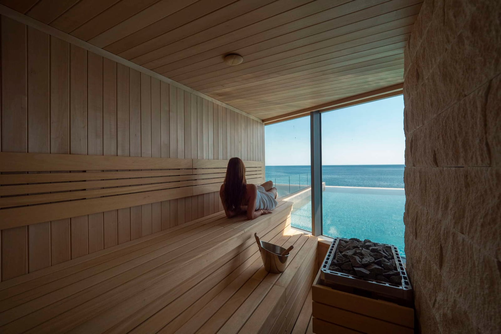 Moderna sauna sa panoramskim prozorom na more i bazen u apartmanima, Crna Gora