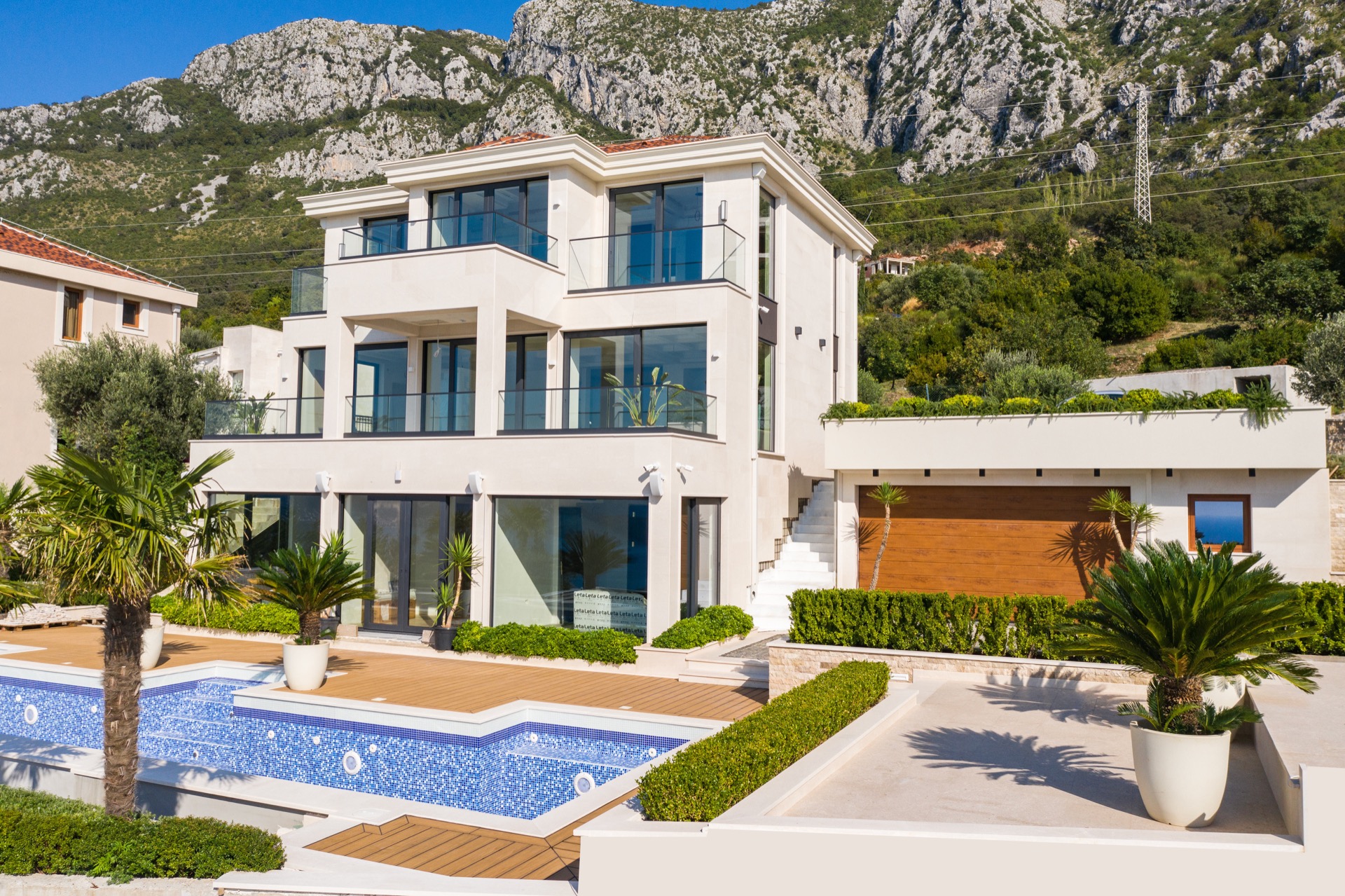 3-Schlafzimmer-Villa 250 m² Sveti Stefan, Montenegro