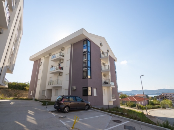 Apartments in a residential complex in Tivat No. 1975